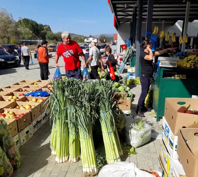 Бугари по овошје и зеленчук на пазар во Делчево оти било поевтино од кај нив