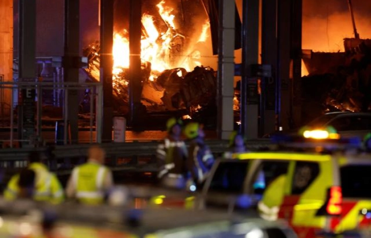 Пожар предизвикал делумно уривање на зградата: Аеродромот Лутон во Лондон ги прекина сите летови