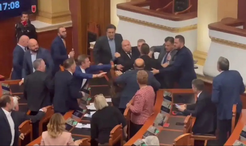 Тепачка меѓу пратеници во албанскиот парламент