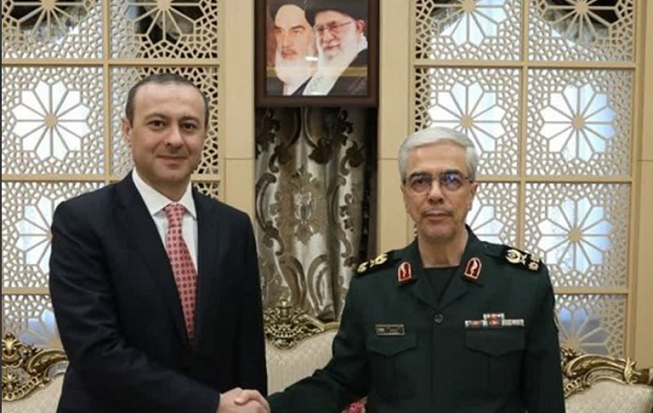 Висок ерменски претставник на средба со главниот командант на војската на Иран