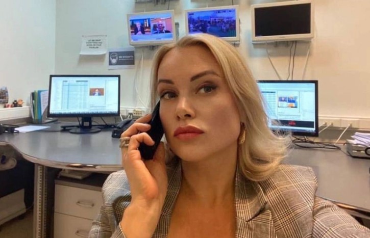 Руската новинарка која на државата телевизија се спротистави на офанзивата врз Украина осудена на осум и пол години затвор