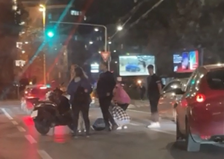 Мотоцикл прегази жена пешак во центарот на Скопје