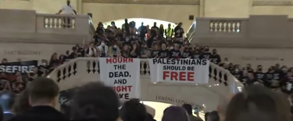 Стотици приведени на евресјки протест за прекин на огнот во Газа