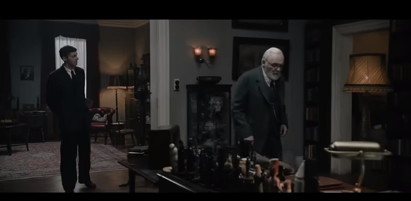 Ентони Хопкинс во улогата на Зигмунд Фројд во најновиот филм „Последната сесија на Фројд“