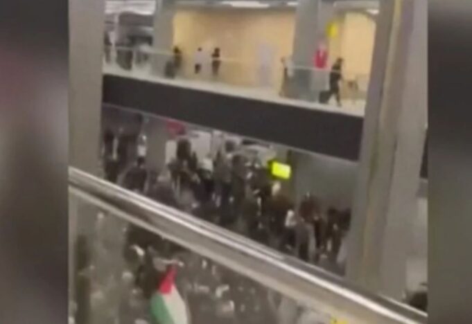 Хаос на аеродромот во Дагестан откако слета авион од Тел Авив, толпа упадна во просториите, бараше Евреи