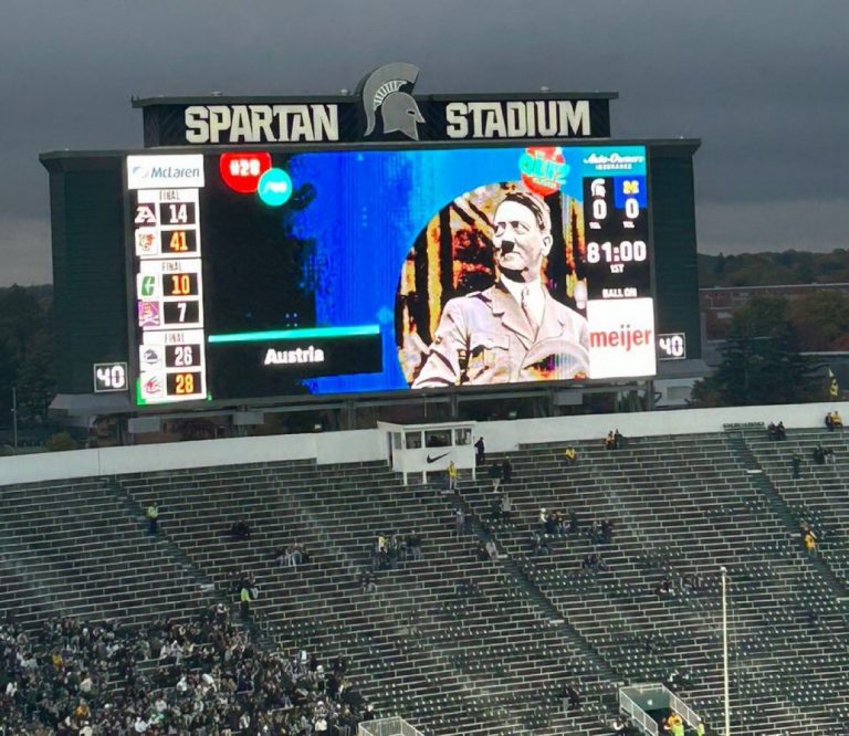 Универзитетот Мичиген „искрено жали“ поради снимката на Хитлер на екранот пред играта