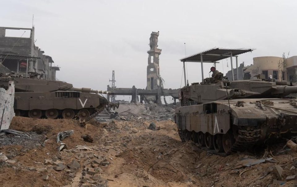 Израелската војска ја опколи Газа