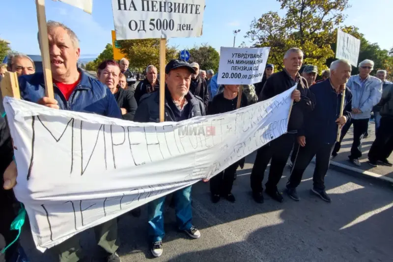 Пензионери го блокираа излезот на Неготино откај Гевгелија, бараат пензионерски права