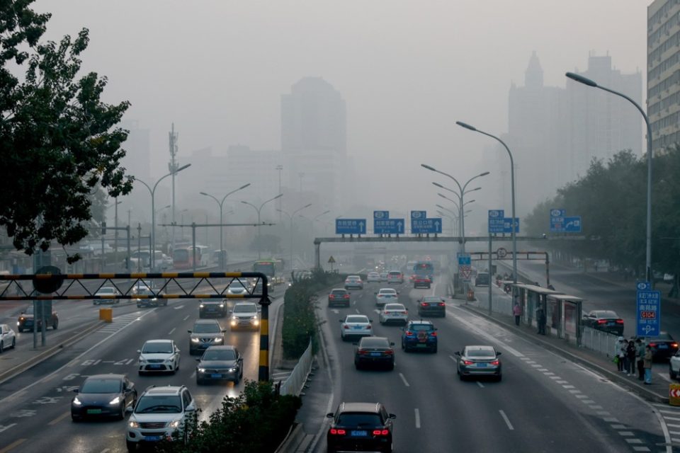 Кина обвиена од смог, затворени автопати, суспендирани летови и траекти