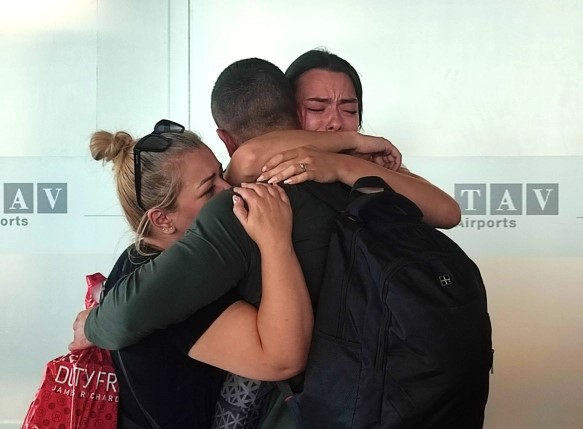Солзи и прегратки: Македонските граѓани благодарни што Србија ги врати дома