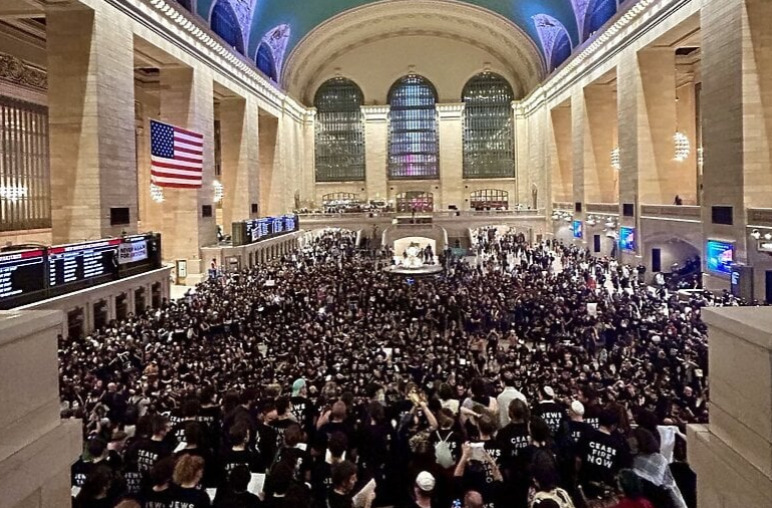 Илјадници Евреи го блокираа метрото во Њујорк поради бомбардирањето на Газа, стотици беа уапсени