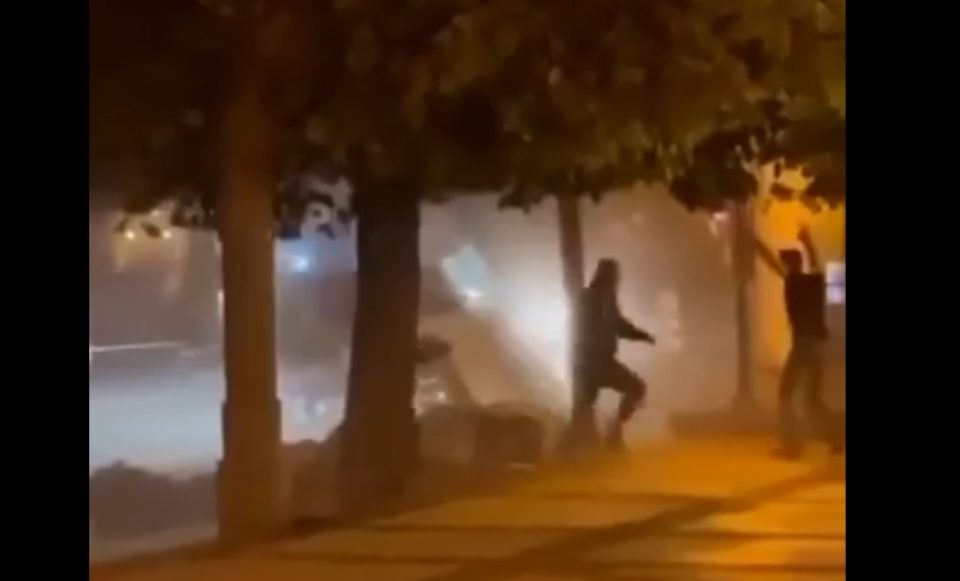 Полициска потера низ Велес откако комбе со мигранти се преврти сред град
