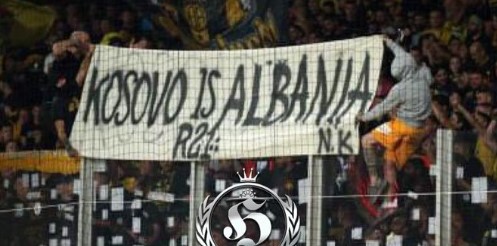 Албанска дијаспора на стадион во Атина подметна транспарент „Косово е Албанија“