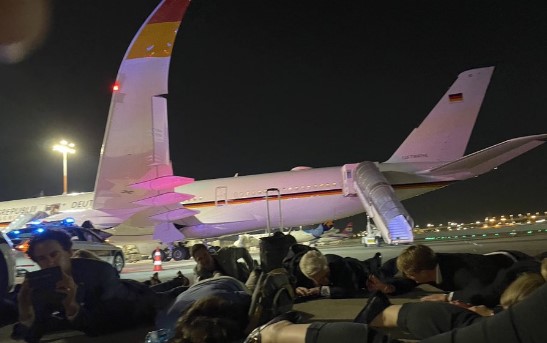 Eве како беше евакуиран Шолц од аеродромот во Тел Авив
