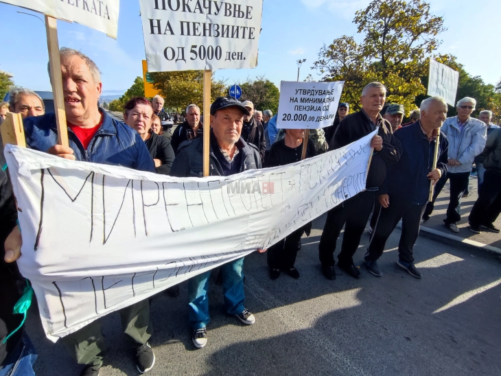 Пензионери го блокираа излезот на Неготино откај Гевгелија, бараат пензионерски права