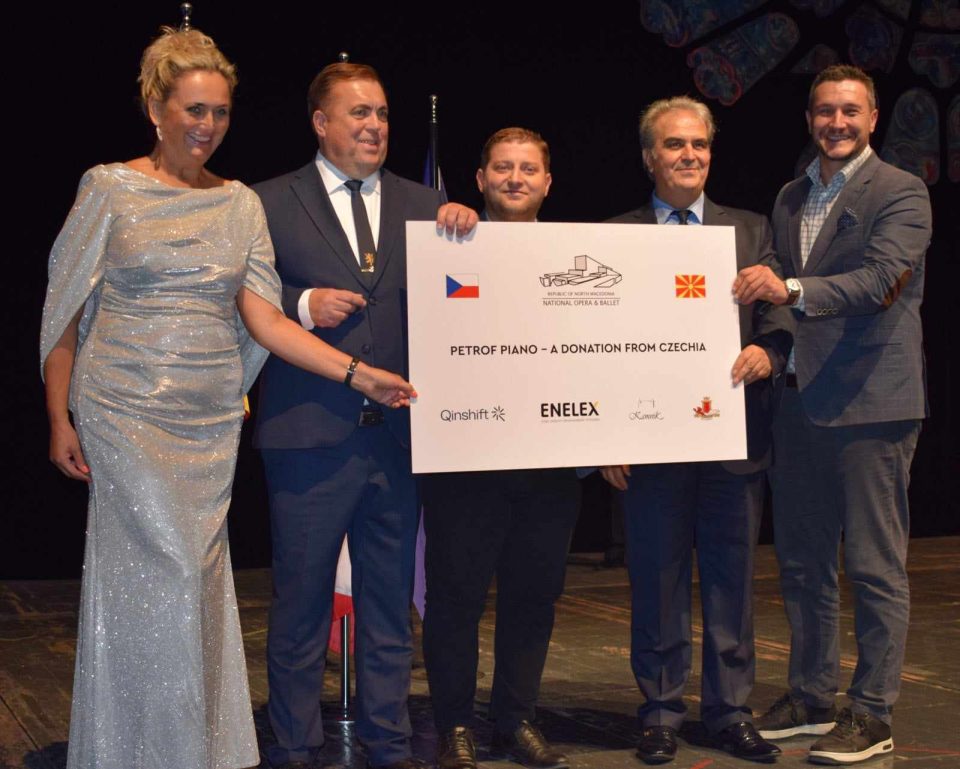 Националната опера и балет доби концертен клавир „Петроф“, донација од амбасадата на Чешка
