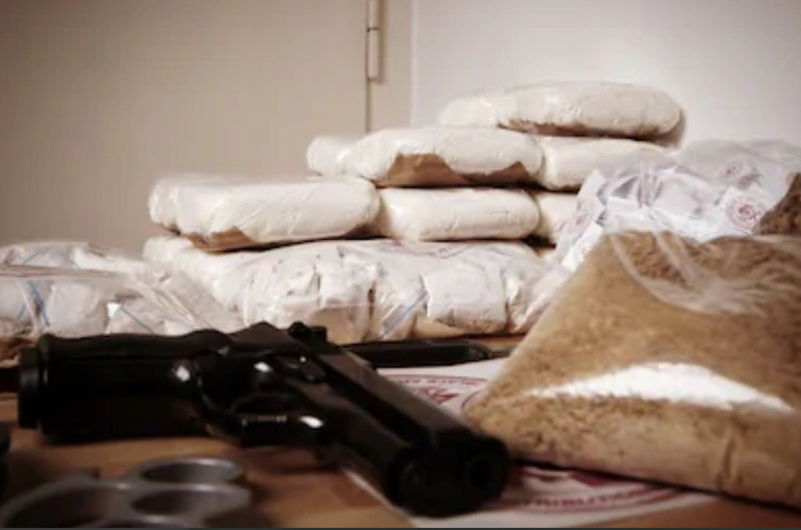 Двајца дилери фатени со марихуана, еден со хероин, кокаин и цел арсенал вооружување