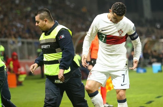 Сакаше да го гушне Роналдо: Моментот кога беше срушен навивачот во Зеница