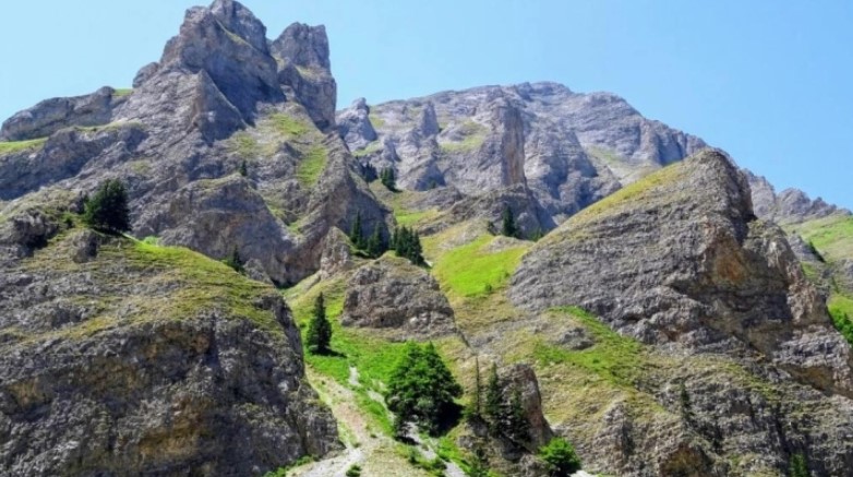 Најдолгата пешачка патека на Шар Планина повторно е обележана, има и нови патокази и вертикална сигнализација