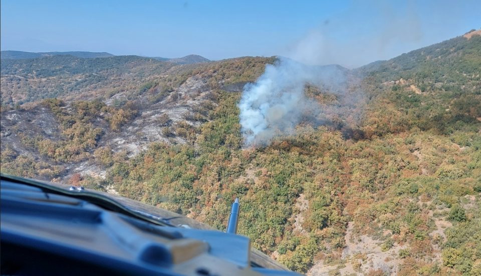 Полицискиот хеликоптер исфрли над 22 тони вода, локализиран пожарот на планината Серта