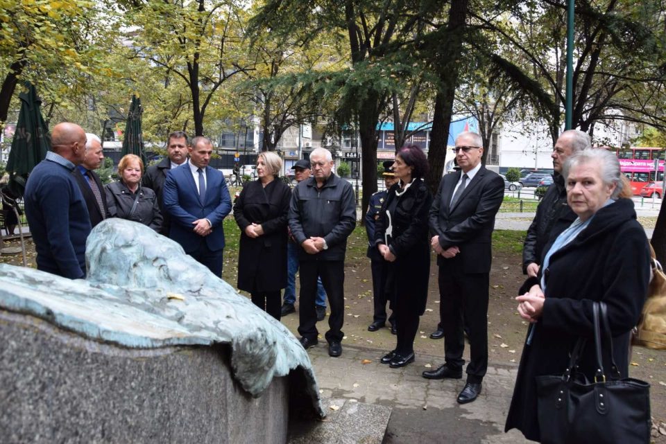 Владина делегација оддаде почит пред споменикот „Мајкино скршено крило“ во чест на загинатите припадници на поранешната ЈНА, кои потекнуваа од нашата држава