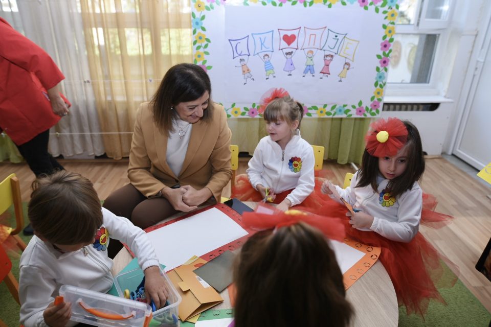 МТСП: Тренчевска го одбележа 13 Ноември со најмладите во градинки во Скопје
