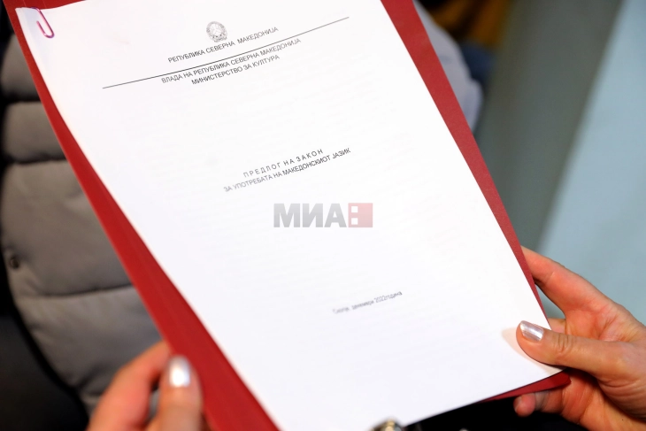Предлог законот за употребата на македонскиот јазик се уште е во Собрание, не е променет од 1998 година
