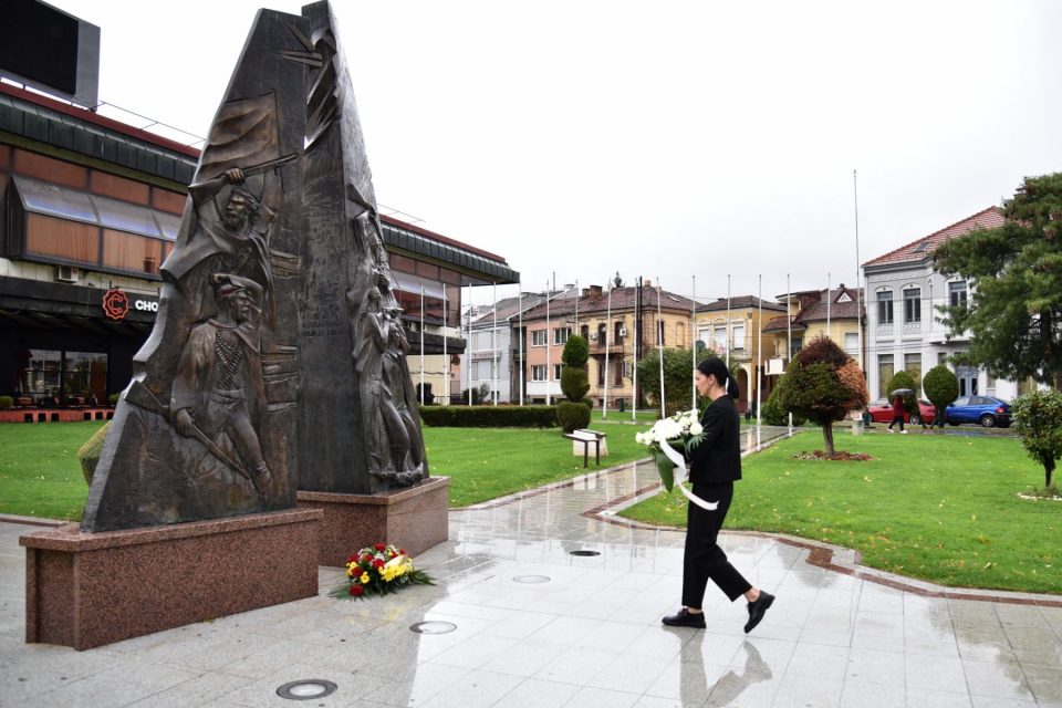 Костадиновска – Стојчевска положи цвеќе на споменикот на паднатите борци од НОАВМ: Антифашизмот е наш вечен порив