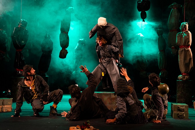 Претставата за „лушпи“ од луѓе „Пикник на фронтот“ на Андреј Цветановски вечерва премиерно во Драмски театар