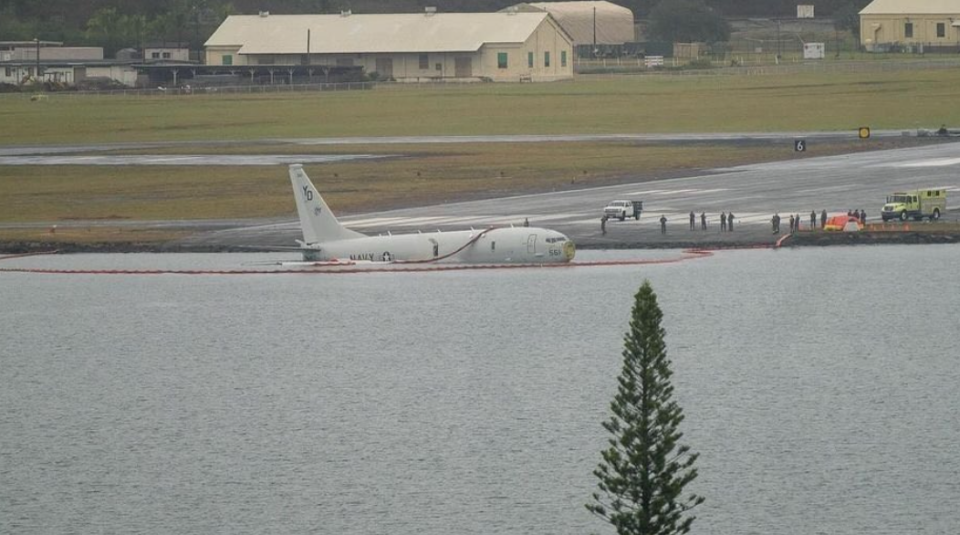 Авион на американската морнарица ја промаши пистата и слета во вода