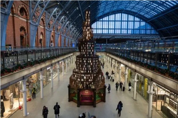 Новогодишна елка висока 12 метри направена од рачно насликани книги поставена во Лондон