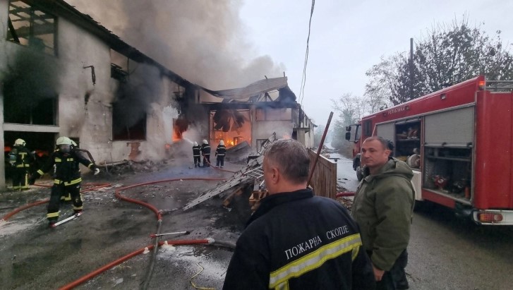 Жителите на тетовско Фалише да останат дома и да не отвораат прозорци, изгореа хемикалии во пожарот кој избувна во магацинот на „Евроком“