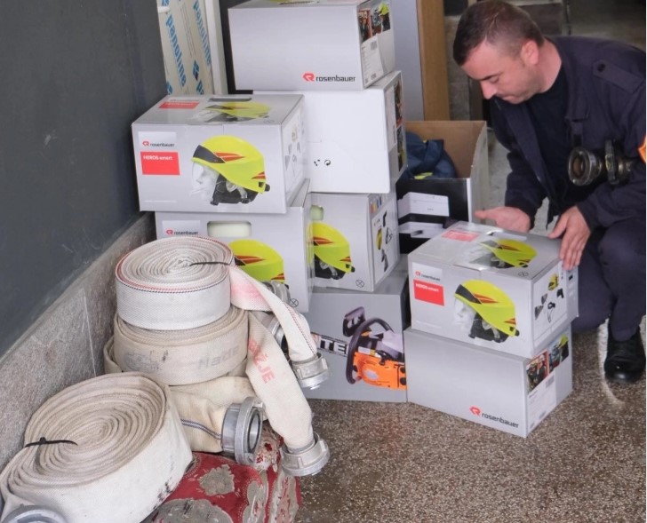 Пожарникарите од Марибор донираа црева за вода, моторна пила, шлемови и заштитна облека за гостиварските колеги