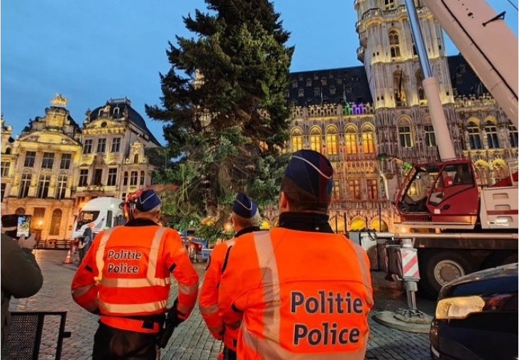 Специјална новогодишна елка поставена на централниот плоштад во Брисел