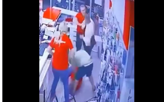 Со газење и боксови насилници претепаа вработен во „Техномаркет“ сред Скопје