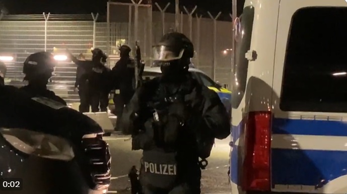 Заврши заложничката криза на аеродромот во Хамбург, уапсен мажот кој ја држеше ќерка си како заложник