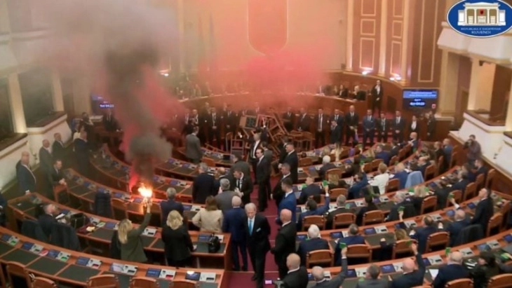 Албанија: По хаосот во Парламентот, ќе се менува Деловникот за работа и ќе се заоструваат казните