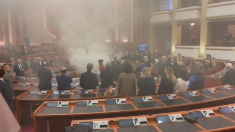Хаос во албанскиот Парламент: Салата исполнета со чад од пиротехнички средства, говорницата затрупана со столчиња