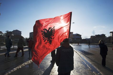 Ученик веел албанско знаме во дворот на економското училиште во Велес