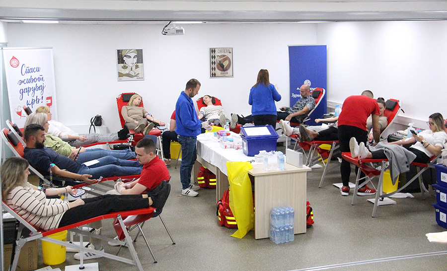 Вработените во „Алкалоид“ донираа крв, собраа тон храна и тон облека, помагаат каде што е најпотребно