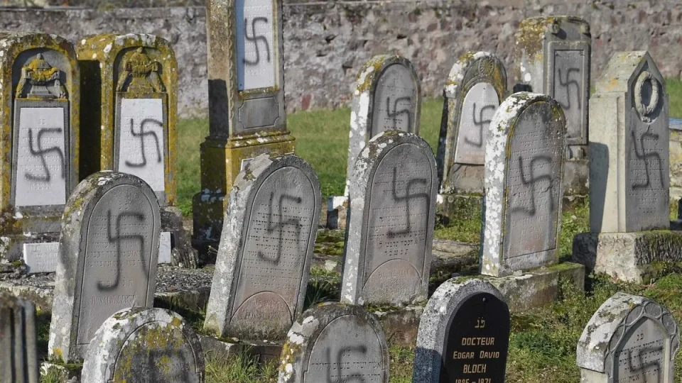 Запалени еврејските гробишта во Виена, нацртани и кукасти крстови