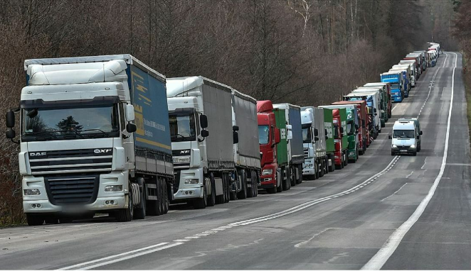 Силното невреме преврте неколку камиони во Словенија