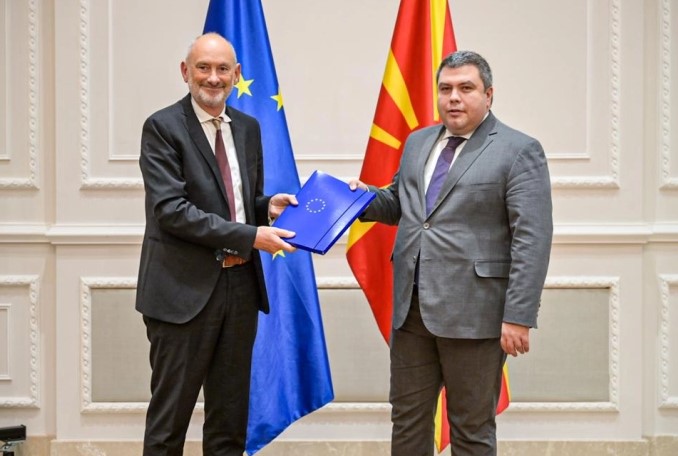 Евроамбасадорот им го предаде извештајот на Маричиќ и Пендаровски во кој нема ниту една пофалба