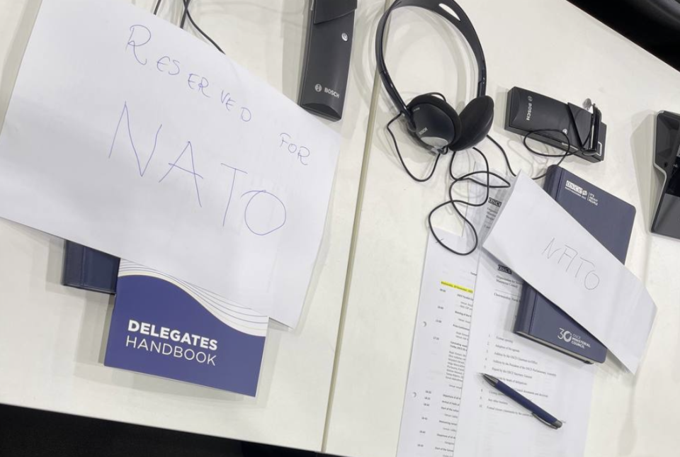 Тензична атмосфера во „Борис Трајковски“: На масата кај Лавров оставен лист „Резервирано за НАТО“