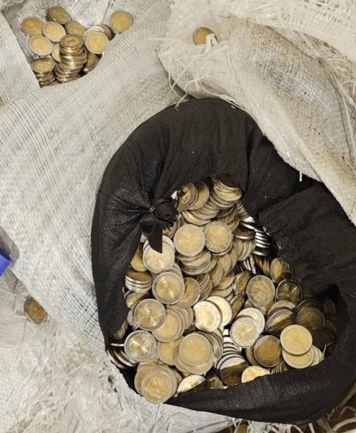 Во Косово запленети 85.000 евра во монети од по две евра, уапсени шест лица, тројца од Македонија