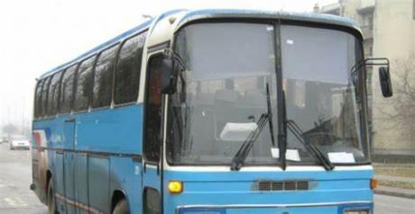 Автобус од Скопје за Кочани остана без две гуми – патниците среде автопат чекаат нов превоз