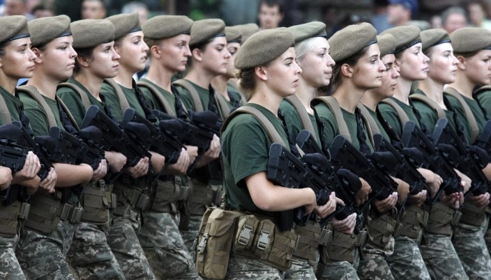 И Украинките знаат да пукаат и војуваат