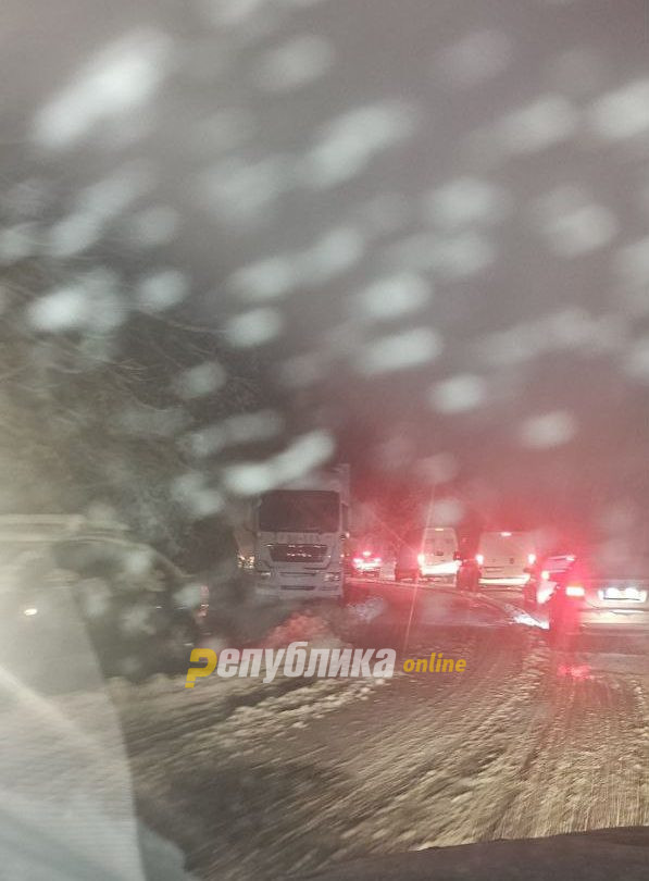 Сообраќајот се одвива непречено, снег со слаб интензитет провејува на Попова Шапка, Ресен, Крушево, Буково, Ѓавато и Пресека