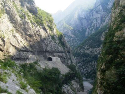 Трагедија во Црна Гора: Татко и син со „голф“ намерно излетале во кањон Морача