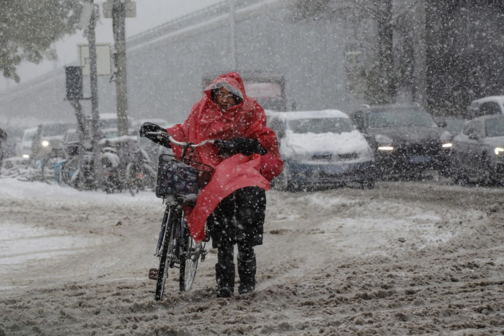 Снежни врнежи на југот од Kина, рекордно ниски температури на северот